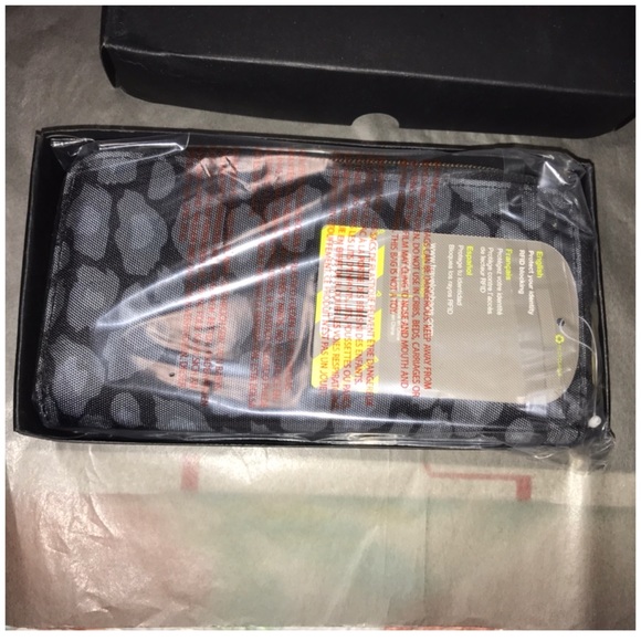 Travelon RDID Cheetah Wristlet Wallet Leopard NIB - Picture 4 of 9